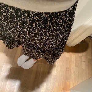 Kjol - Superfin blommig kjol. Den är lite längre men och går ner till precis över knäna. Jätte fin nu till sommaren.💟