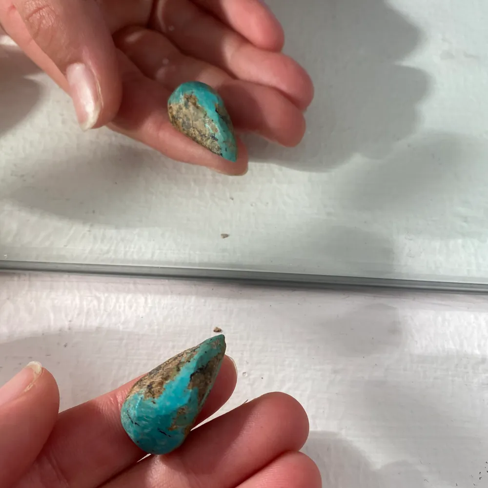 Snygg sten i nyskick direkt från Desert Design som aldrig är använd! Har en massa andra annonser där jag säljer ännu mer stenar så om ni är intresserade kan ni gärna gå in och kolla! Kan fixa så att det finns borrade hål om man hellre vill ha den som en pärla till ett smycke, men säg bara till isåfall var ni vill ha hålet:) köparen står för frakt . Muu.