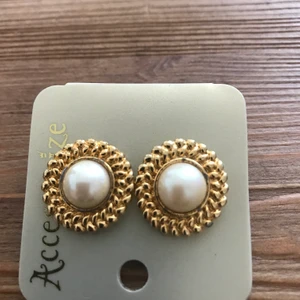 Örhänge  - Ett par örhänge med pärlor i ny skick