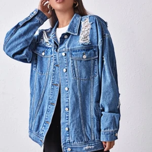 Lång jeans jacka strl S - Säljer en jeans jacka som är i strl S men är väldigt stor i storleken. Har endast testat den och den köptes för 2 veckor sedan. Om man inte vill ha den oversized så passar den även de som har strl M. 🌹Köparen står alltid för frakten. Ansvarar ej för postens slarv  Köpt är köpt🌹