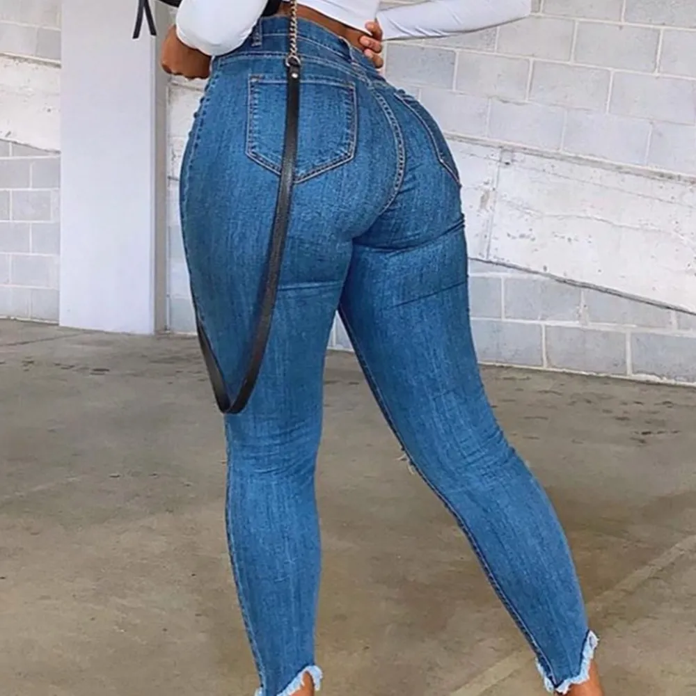 super fina jeans ifrån fashion nova som formas så bra efter kroppen🦋 säljs då de inte kommer till användning längre, färgen är som på de försra två bilderna. Storlek 1 vilket motsvarar XS men de är super stretchiga så passar nog oxå S. Jeans & Byxor.
