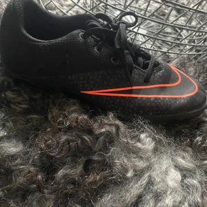 Inomhus gympaskor - Nike skor använda ett fåtal gånger och de är som nya i skicket. Storlek: 35 Nypris: 399kr                                      Mitt pris: 80kr + frakt. 