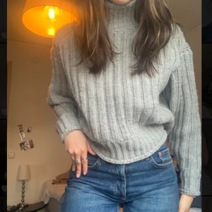 Stickad tröja - Snygg tjocktröja som tyvärr inte kommer till användning, säljer för 100kr + frakt🥰