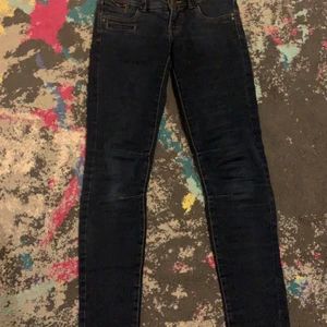 Jeans  - Jätte fina och är bara andvända 4-5 ggr jag säljer pågrund av att dem är små. Ej frakt