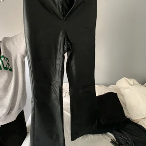 Skinnbyxor  - Snygga och populära skinnbyxor från Zara. Storlek XL men väldigt små i storleken skulle säga passar S-L. Knappt använda. 