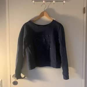 Calvin Klein sweatshirt  - Säljer min blåa Calvin Klein sweatshirt i storlek S! Mindre variant dvs tröjan slutar vid höften men annars jätte bekväm och stilren! Nypris: 1000
