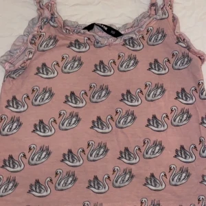 Pyjamas linne, inte långt - Pyjamas linne från bikbok, aldrig använt, väldigt skönt material faktist, 70 kr inkl frakt 