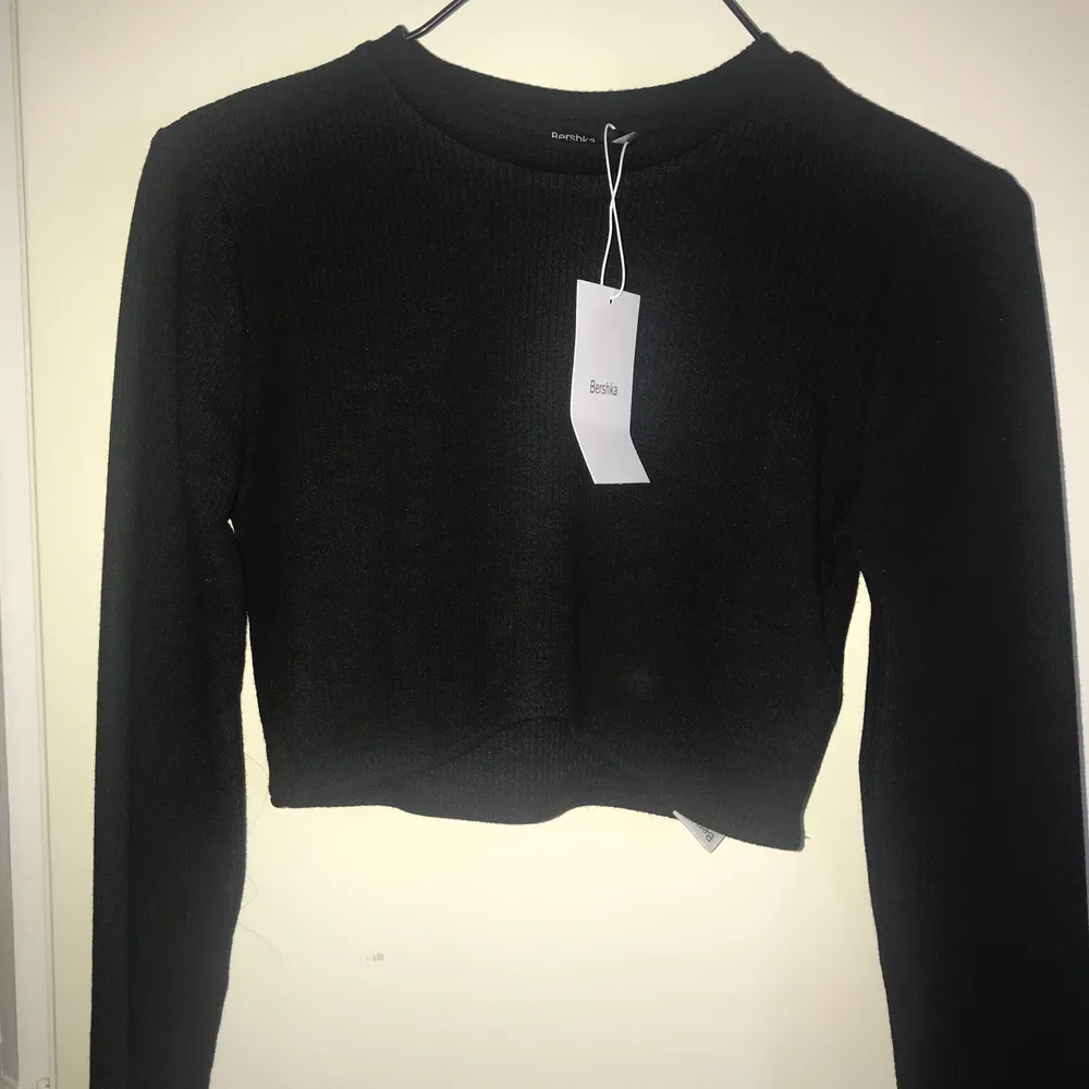 New with tags. Nypris 120kr. Thick ribbed crop top with curved hem. Made of soft and stretchy fabric. 78% polyester - 20% viscose - 2% elastane. Brand new item. Happy to bundle. Will gladly take more pics. Smoke and pet free storage space. No other flaws to note. **TRACKED SHIPPING VIA POSTNORD**. Toppar.