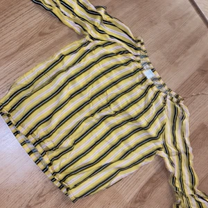 Fin gul tröja  - Gul tröja med lite svart och lite råsa