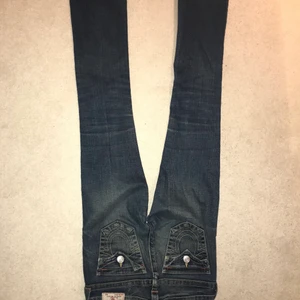 True religion jenas  - Lågmidjade jenas från true religion. Bootcut. Vet inte längden men skulle säga att de är L33