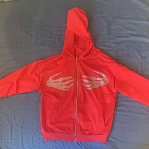 RHINESTONE HOODIE - En Rhinestone hoodie som passar allt från 160-173 cm. Oanvänd och väldigt skönt klädesplagg. Kan mötas och fraktas