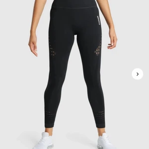 Tränings tights  - Ett par svarta tränings tights från gymshark. Köpta för ca 4 år sedan. Säljer då dom har blivit för små för mig. Frakt tillkommer 