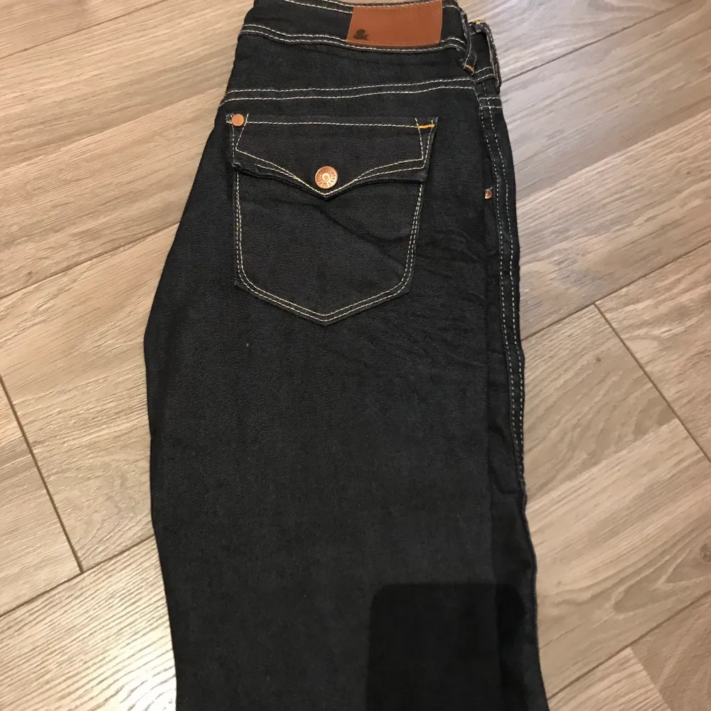 Mörka jeans från H&M i strl 26. Använda några gånger men i fint skick. Köparen står för eventuell frakt. . Farkut & Housut.