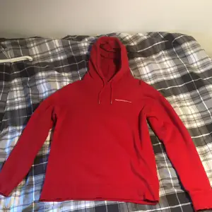 Röd hoodie från svenska märket official gallery, knappt använd så i mycket fint skick. Nypris: 1100kr Storlek:M, men lite oversized så passar L oxå 