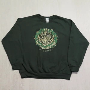 HarryP sweatshirt - Harry Potter sweatshirt strl XL. Passar bra som oversize om man har mindre strl :) 66 kr spårbar frakt.  Skicka meddelande vid frågor/fler bilder!  Notera att små defekter kan finnas då den inte är ny. Större brister nämns tydligt i annonsen/visas på bild. OBS! Bud är bindande!!!!!!! 