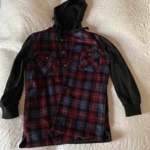 Rutig jacka - Skitsnygg jacka från topshop! Knappt använd. Köpt 2012/13 & har legat fint inpackad lågnt in i en garderob sen dess 😇🥳❤️