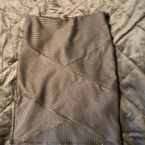 Kjol från H&M - Kjol från hm som jag nästan aldrig användt. Passar XS-S och går ner till halva låren. Sitter tajt och fint och har fina detaljer. Nypris 195kr men säljer för 80kr pris kan diskuteras som vanligt. Frakt står kunden för🥰