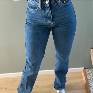 Weekday jeans⚡️ - Säljer dessa skitsnygga weekday jeansen i storlek 26 modellen heter ”rowe” och de är i färgen ”sea blue”. De är köpa på Plick men de var för små för mig så jag säljer vidare dom🤍⚡️(Bilderna är lånade från förra ägaren) kontakta mig privat vid intresse eller vid frågor osv!🤍