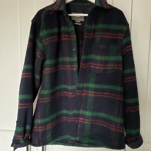 Pull & Bear Jacka  - En sååå fin jacka från Pull&Bear. Passar mig som är S/M beroende på hur man vill att den ska sitta. Frakt ingår. Hör av er ifall ni vill ha fler bilder.