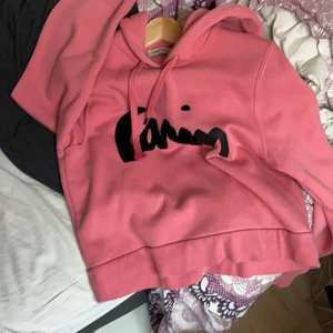 Carin Wester hoodie - Jätte fin rosa Carin Wester hoodie. Några defekter som syns på bild 2, annars fint skick. Säljer pga att den är för liten. 