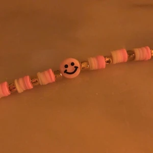 Pinky🩰✨🌿🔭 - Rosa armband med en rosa smiley,rosa och vita clay beads🩰🌙