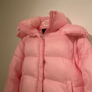 Rosa jacka  - Rosa jacka från bikbok. Köpt av en tidigare användare men jag har aldrig använt den. Lånad bild från tiktok på likadan jacka. 