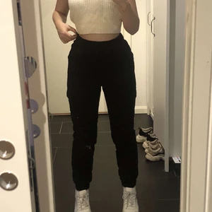 Svarta Cargo byxor  - Super fina cargo byxor som tyvärr är lite för små för mig. Materialet är sammetliknande och otroligt skönt. Har aldrig använt dem förutom på bilden. Frakt är ej inkluderat i priset.