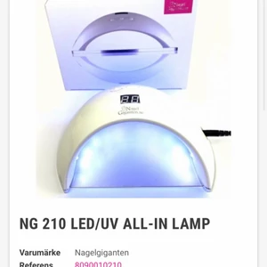 nagel lampa - nagel lampa från nagelgiganten , använd ca 5gånger så som ny. såljes då jag inte använder den längre. har 2burkar med gele och penslar , glitter och färger och lite annat tillbehör som kan fås till. nypris är 750. säljer allt för 350kr.