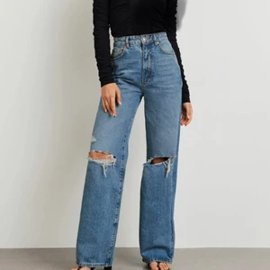 Premium Denim Jeans ifrån Gina stl 38 - Byxorna är i väldigt fint skick, men dom är alldeles förstora. Jag är 175cm lång och byxorna går ända ner till mina hälar. Byxorna är högmidjade och vida och dom sitter precis som Monki byxorna i midjan. Jag kommer att sälja dom för 150kr. Frakt står köparen för.