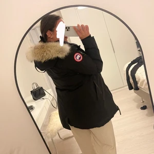Canada goose  - Hej! Säljer min canada goose Victoria parka i storlek M. Inköpt förra vintern från canada gosses egna hemsida, kvitto finns! Jackan är i superfint skick, användes knappast. Pris kan diskuteras! 💕