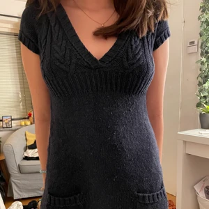 Klänning - Unik klänning från 2010 talet. Stickad klänning med korta armar, fickor och även luva. Skit snygg nu till hösten i den marinblåa färgen❤️