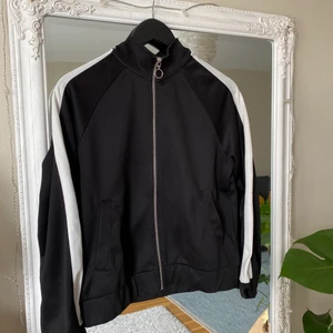 Track jacket - Svartvit track jacket med snygg kedja! 