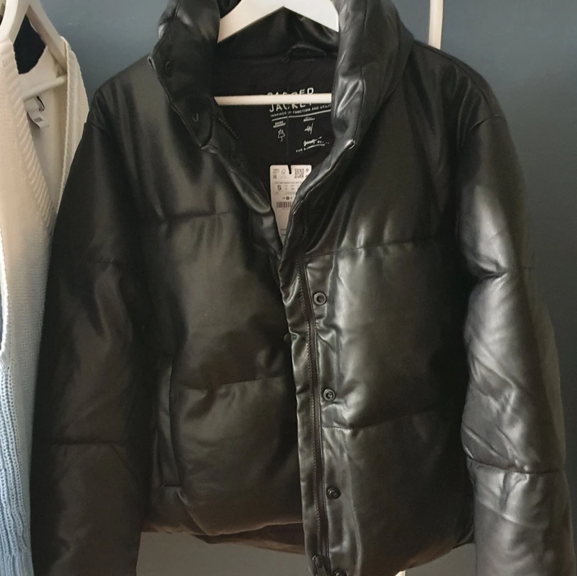 Svart pufferjacka i läderimitation  - 90