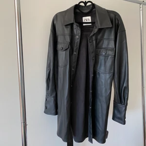 Skinnjacka från Zara - Skinnjacka med skärp från Zara i nyskick!