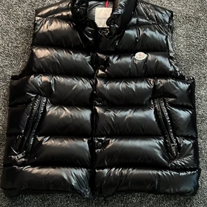 Moncler TIB väst  - Nyskick, köpt på Moncler hemsida. Säljer pågrund av att jag inte använder västen.