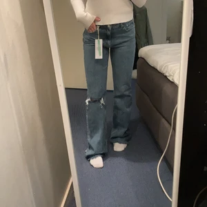 Gina tricot full lenght flare jeans - Jag säljer nu mina helt oanvända jeans då jag inte känner att jag kommer få någon användning för dom. Jag är en storlek 36 i jeans men dessa som är i storlek 38 passar superbra. Bra att veta är att jag är ungefär 1,66 lång. Frakt ansvarar man för själv och pris kan diskuteras. Hoppas nån är intresserad 💗💕💕☺️