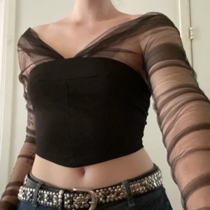 Mesh/black top - En riktigt fin top med mesharmar som går att ändra efter din kropps axlar🖤