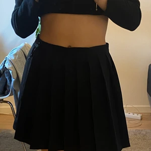 Kjol - Snygg svart kjol, liknande en tenniskjol i väldigt bra skick.