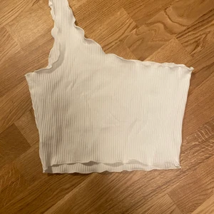 Linne/topp - Denna tröja är lite kort i magen och sitter inte så bra på mig. Stl s och är från shein tror jag köpte den för ca 60 kr men som aldrig är använt och säljer den för 40kr då frakt ingår.