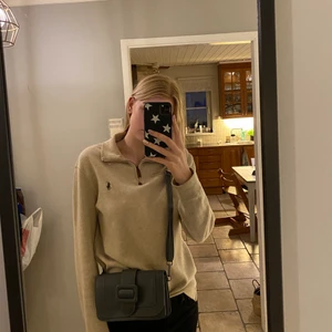 Grå väska  - Säljer denna söta gråa väska från accent med justerbart axelband. Använd fåtal gånger och  nypris 499kr. 