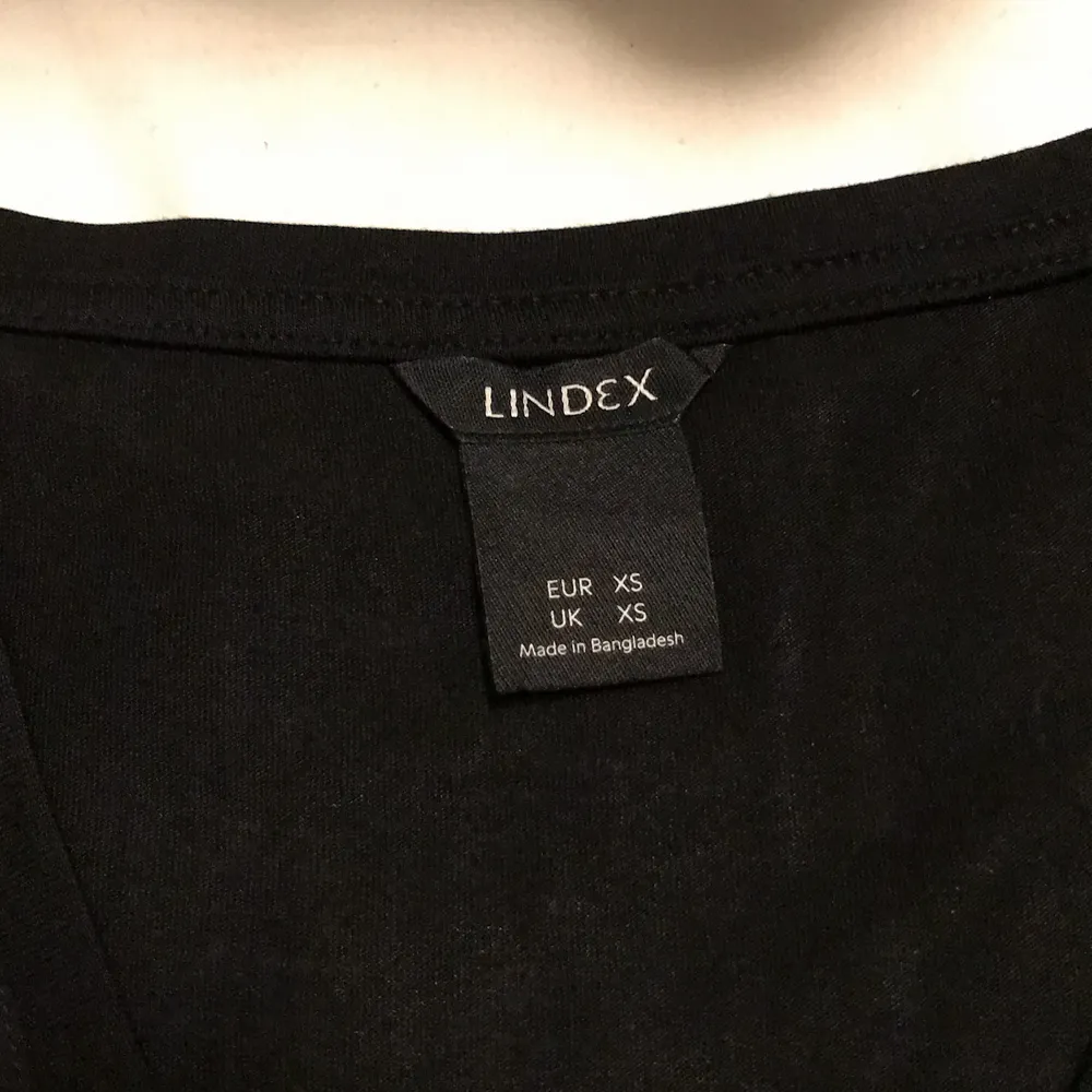 Svart tröja från Lindex i storlek XS🖤Säljer den för 80 kr +frakt🥰. T-shirts.