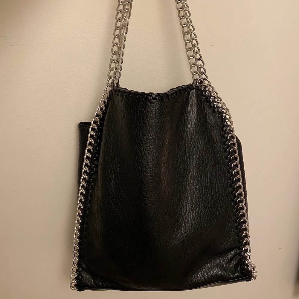 Säljer min svarta Stella McCartney liknande väska då den inte kommer till användning. Väskan är väldigt rymlig och är i mycket bra skick.( skriv om ni vill ha flera bilder).  Köparen står för frakten. . Väskor.