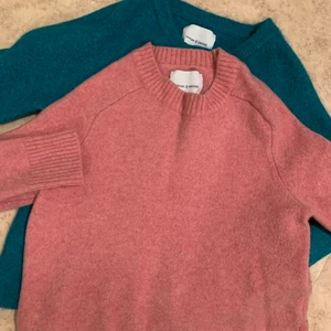 Samsøe Samsøe 2 st tröjor  - En grön och en rosa ull tröjor från Samsøe Samsøe. Båda är XS storlek. Köpt för 850kr-st på rea.Säljer båda för 400