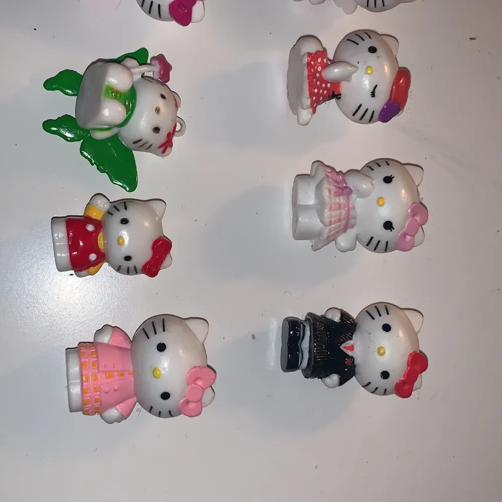 SÄLJER DESSA SÖTA HELLO KITTY FIGURER, 10 för en 100 för alla. Övrigt.