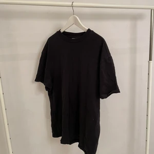 Svart oversized t-shirt - Svart oversized t-shirt ifrån weekday, great shirt!! Strl S passar L