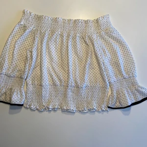 Vit blus - Vit prickig ofshoulder blus, köpt för 299kr söker för 80kr, använd max 2 gånger.