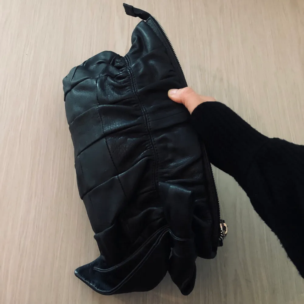 🖤 svart clutch av äkta läder ifrån Danska Friis . Väskor.