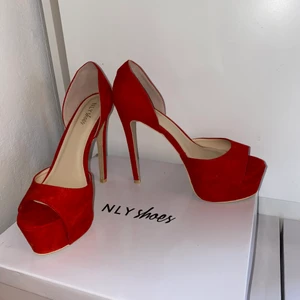 Klackskor från Nelly i Strl 37 - Klackskor (höjd ca 13 cm med platå) från Nelly i storlek 37, aldrig använda. Säljer för 200kr