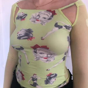 y2k mönstrad topp print stl M - toppens storlek är M. modellen har storlek 36/38 i överdel och är 174 cm lång. toppen är stretchy och passar storlek 34, 36, 38. möts upp i stockholm eller fraktar. *köpare står för frakt och swishar innan plagget skickas 💌👾