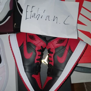 Air Jordan 1 mid "Banned" - Air Jordan 1 Mid "Banned Mids"  - Sizes: - Us 4.5/Eu 36.5 - Us 5y/Eu 37.5 Sold out - Us 6y/Eu 38.5 - Us 6.5y/Eu 39 - Price: 1599kr - Brand new - All og  For any further questions or pictures regarding the product, dm us or mail contact.yzyresell@gmail.com  When purchasing any kind of Jordans / Airforce 1’s / Sb dunk’s You always get a free pair of Crease shields from @creaseless.se